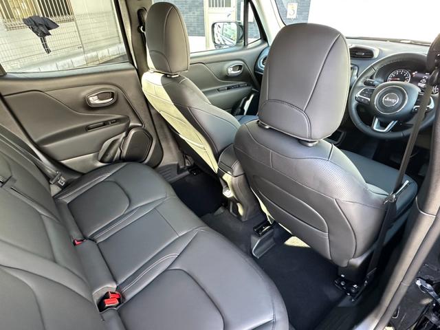 ジープ・レネゲード リミテッド　１オ－ナ－　ＬＥＤヘッドライト搭載モデル　Ｂカメラ　シートヒーター　ＡｐｐｌｅＣａｒＰｌａｙ　Ｂｌｕｅｔｏｏｔｈ　純正ナビ　フルセグ　ＡＣＣ　電動シート　ＥＴＣ２．０　レザーシート　認定中古車保証付き（36枚目）