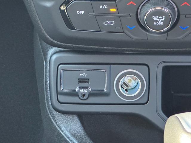 ジープ・レネゲード リミテッド　１オ－ナ－　ＬＥＤヘッドライト搭載モデル　Ｂカメラ　シートヒーター　ＡｐｐｌｅＣａｒＰｌａｙ　Ｂｌｕｅｔｏｏｔｈ　純正ナビ　フルセグ　ＡＣＣ　電動シート　ＥＴＣ２．０　レザーシート　認定中古車保証付き（64枚目）