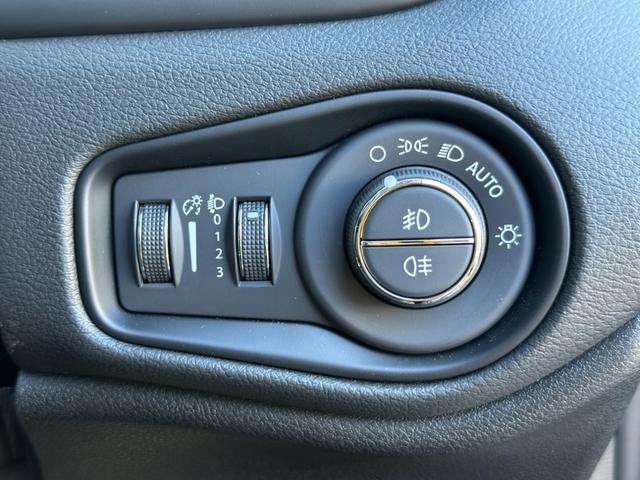 ジープ・レネゲード リミテッド　１オ－ナ－　ＬＥＤヘッドライト搭載モデル　Ｂカメラ　シートヒーター　ＡｐｐｌｅＣａｒＰｌａｙ　Ｂｌｕｅｔｏｏｔｈ　純正ナビ　フルセグ　ＡＣＣ　電動シート　ＥＴＣ２．０　レザーシート　認定中古車保証付き（66枚目）