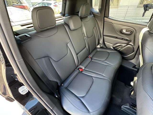 ジープ・レネゲード リミテッド　１オ－ナ－　ＬＥＤヘッドライト搭載モデル　Ｂカメラ　シートヒーター　ＡｐｐｌｅＣａｒＰｌａｙ　Ｂｌｕｅｔｏｏｔｈ　純正ナビ　フルセグ　ＡＣＣ　電動シート　ＥＴＣ２．０　レザーシート　認定中古車保証付き（69枚目）
