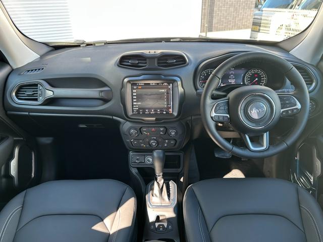 ジープ・レネゲード リミテッド　１オ－ナ－　ＬＥＤヘッドライト搭載モデル　Ｂカメラ　シートヒーター　ＡｐｐｌｅＣａｒＰｌａｙ　Ｂｌｕｅｔｏｏｔｈ　純正ナビ　フルセグ　ＡＣＣ　電動シート　ＥＴＣ２．０　レザーシート　認定中古車保証付き（70枚目）