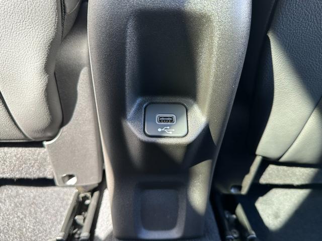 ジープ・レネゲード リミテッド　１オ－ナ－　ＬＥＤヘッドライト搭載モデル　Ｂカメラ　シートヒーター　ＡｐｐｌｅＣａｒＰｌａｙ　Ｂｌｕｅｔｏｏｔｈ　純正ナビ　フルセグ　ＡＣＣ　電動シート　ＥＴＣ２．０　レザーシート　認定中古車保証付き（71枚目）