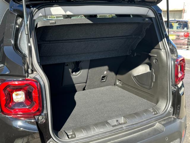 ジープ・レネゲード リミテッド　１オ－ナ－　ＬＥＤヘッドライト搭載モデル　Ｂカメラ　シートヒーター　ＡｐｐｌｅＣａｒＰｌａｙ　Ｂｌｕｅｔｏｏｔｈ　純正ナビ　フルセグ　ＡＣＣ　電動シート　ＥＴＣ２．０　レザーシート　認定中古車保証付き（72枚目）