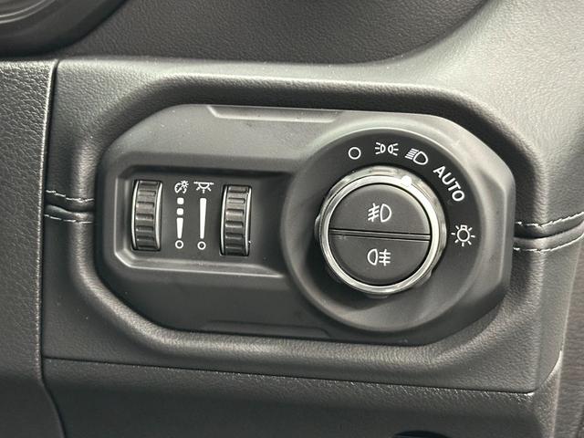 ジープ・ラングラーアンリミテッド サハラ　登録済未使用車　マイナーチェンジ後期モデル　ＬＥＤ　ＡＣＣ　革Ｐシ－ト　前面衝突警報　ブラインドスポットモニタ－　フロントカメラ　バックカメラ　ヒルディセントコントロール　ＥＴＣ　認定中古車保証付き（34枚目）