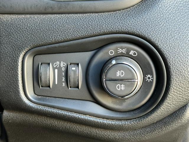 ジープ・レネゲード ロンジチュード　ＡｐｐｌｅＣａｒＰｌａｙ　Ｂｌｕｅｔｏｏｔｈ　ｂｅａｔｓオーディオＥＴＣ　クル－ズコントロール　バックカメラ　リアトラフィックモニター　ブラインドスポットモニタ－　衝突被害軽減ブレーキ　認定中古車保証（32枚目）