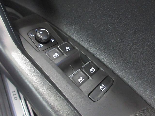ポロGTI ベースグレード IQライト レーンチェンジアシスト ABS ブレーキアシスト 18インチアルミホイール レザーシート 純正ナビ ブラインドスッポトライト(23枚目)