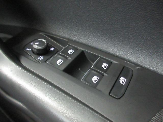 ポロ TSI Rライン LEDヘッドライト IQライト レーンキープアシスト 後方死角検知機能 Discoverパッケージ 17インチアルミホイール トラベルアシスト スマートキー(17枚目)