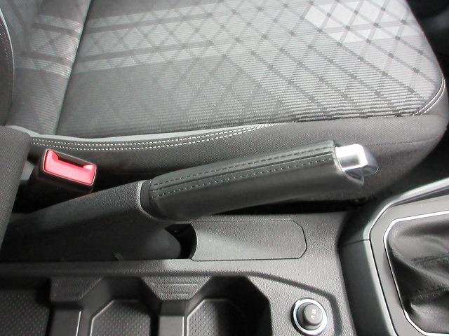 ポロ TSI Rライン LEDヘッドライト IQライト レーンキープアシスト 後方死角検知機能 Discoverパッケージ 17インチアルミホイール トラベルアシスト スマートキー(24枚目)