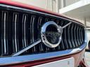 【リアシート】後部座席にもアームレスト及びドリンクホルダーが搭載されます。車内に散らばりがちな小物類をまとめて収納可能なポケットもきちんと設置されております。