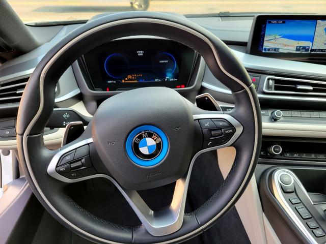 ｉ８ ベースグレード　ベースグレード（４名）　ピュアインパルスＰＫＧ　ｉブルーアクセント　左Ｈ　ディーラー点検記録簿　３６０°カメラ　２０インチアルミ　ブラックハイグロスキャリパー　ハーマンカードン　ＥＴＣ（21枚目）