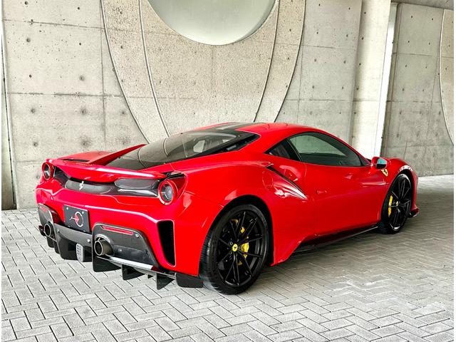 ４８８ピスタ ベースグレード　ツートンストライプ／サスペンションリフター／ロールバー／カーボンエンジンカバー、リアデュフューザー、インナーシルトリム、Ｄゾーン＋ＬＥＤ、ｅｔｃ／レーシングシートリフター／４点式セーフティハーネス（5枚目）