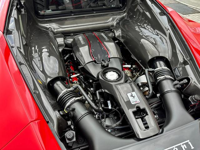 ４８８ピスタ ベースグレード　ツートンストライプ／サスペンションリフター／ロールバー／カーボンエンジンカバー、リアデュフューザー、インナーシルトリム、Ｄゾーン＋ＬＥＤ、ｅｔｃ／レーシングシートリフター／４点式セーフティハーネス（11枚目）