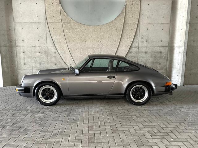 ９１１ ９１１カレラ　ワンオーナー／正規ディーラー車／記録簿／５速ＭＴ／レッドレザー（3枚目）