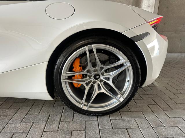 720Sスパイダー ベースグレード ラグジュアリー/カーボンプレーキ/Bowers& Wilkins/フロントリフター/カーボンインテリア(センター・メーターカバー・ステアリング)/Bカメラ/前後ソナー/電動シート/ソフトクローズドア(24枚目)