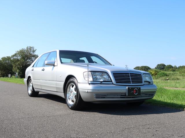 Ｓクラス Ｓ６００Ｌ　Ｗ１４０最終期モデル／正規Ｄ車／記録簿／純正ＣＤナビゲーション／サンルーフ／全席シートヒーター／リアウィンドウ電動シェード／クルーズコントロール／キーレス／コーナーセンサー／純正アルミホイール／（2枚目）