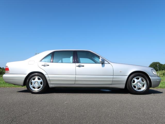Ｓクラス Ｓ６００Ｌ　Ｗ１４０最終期モデル／正規Ｄ車／記録簿／純正ＣＤナビゲーション／サンルーフ／全席シートヒーター／リアウィンドウ電動シェード／クルーズコントロール／キーレス／コーナーセンサー／純正アルミホイール／（3枚目）