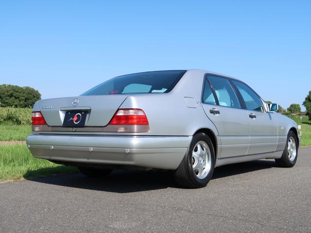 Ｓクラス Ｓ６００Ｌ　Ｗ１４０最終期モデル／正規Ｄ車／記録簿／純正ＣＤナビゲーション／サンルーフ／全席シートヒーター／リアウィンドウ電動シェード／クルーズコントロール／キーレス／コーナーセンサー／純正アルミホイール／（4枚目）