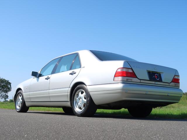 Ｓクラス Ｓ６００Ｌ　Ｗ１４０最終期モデル／正規Ｄ車／記録簿／純正ＣＤナビゲーション／サンルーフ／全席シートヒーター／リアウィンドウ電動シェード／クルーズコントロール／キーレス／コーナーセンサー／純正アルミホイール／（5枚目）