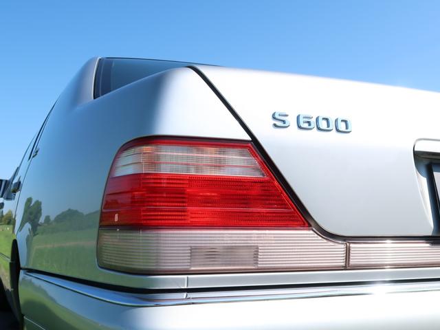 Ｓクラス Ｓ６００Ｌ　Ｗ１４０最終期モデル／正規Ｄ車／記録簿／純正ＣＤナビゲーション／サンルーフ／全席シートヒーター／リアウィンドウ電動シェード／クルーズコントロール／キーレス／コーナーセンサー／純正アルミホイール／（9枚目）
