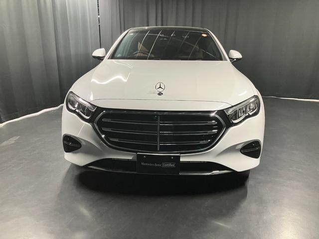 Eクラス E200 エディションエクスクルーシブ 日本限定150台オパリスホワイト・トンガブラウンレザーシートMBUXスーパースクリーン・ボンネットマスコット・前席ベンチレーター(3枚目)