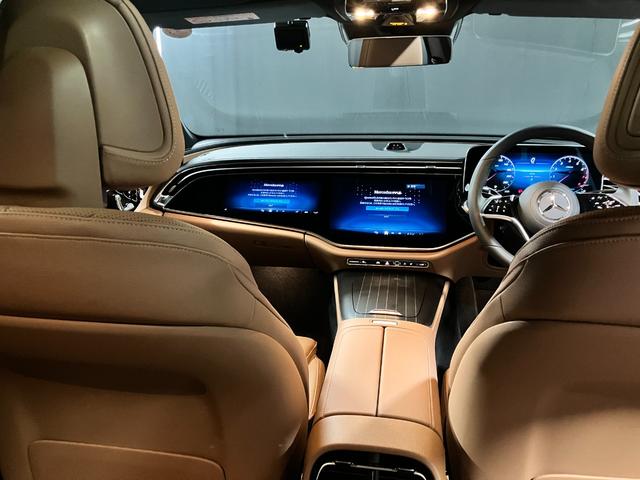 Eクラス E200 エディションエクスクルーシブ 日本限定150台オパリスホワイト・トンガブラウンレザーシートMBUXスーパースクリーン・ボンネットマスコット・前席ベンチレーター(6枚目)