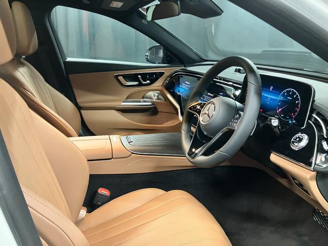 Eクラス E200 エディションエクスクルーシブ 日本限定150台オパリスホワイト・トンガブラウンレザーシートMBUXスーパースクリーン・ボンネットマスコット・前席ベンチレーター(9枚目)