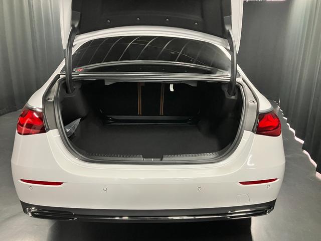 Eクラス E200 エディションエクスクルーシブ 日本限定150台オパリスホワイト・トンガブラウンレザーシートMBUXスーパースクリーン・ボンネットマスコット・前席ベンチレーター(15枚目)