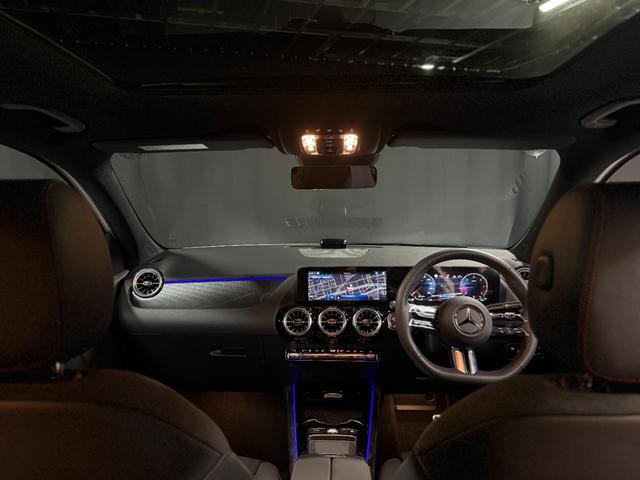 ｌｕｘｕｒｙを感じるデジタルコックピット、上質素材が織りなす空間。利便性と高性能が融合した、この洗練された室内で、日常から非日常まで快適なドライブを。