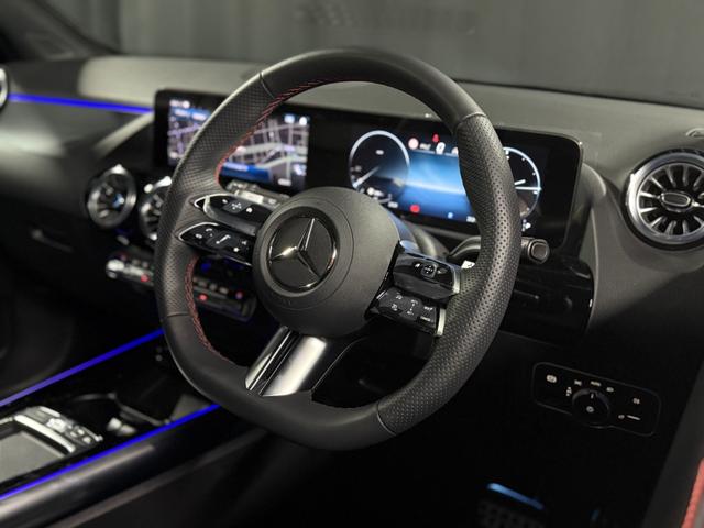 ハンドルのボタンでオーディオ・ナビゲーション・スピードメーターの表示などの操作が可能です。