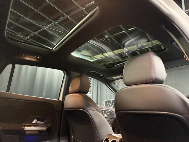 パノラミックスライディングルーフ付で開放感と採光あふれる室内空間となります。