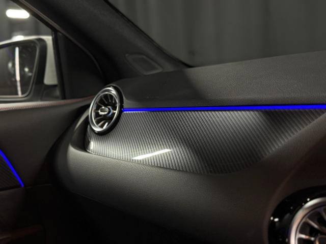 カーボン調のインテリアトリムがスポーティーな室内空間を演出しています。