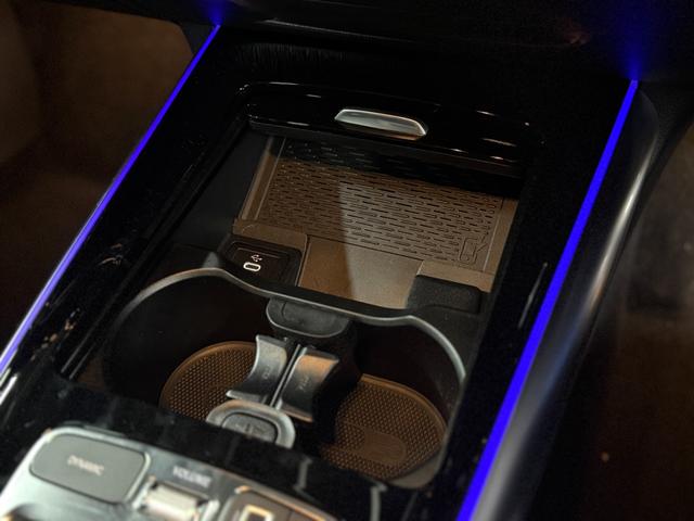 ドリンクホルダーと、タイプＣのスポットが装備されています。