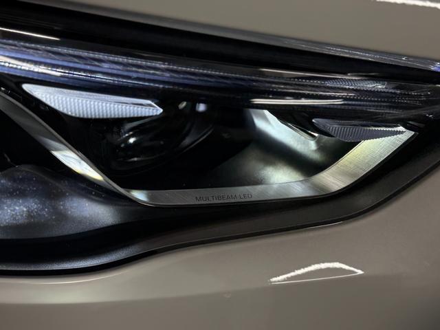 無数のＬＥＤを個別制御し、常に最適な光だけを届ける先進ライト。眩しさを抑えつつ視界を最大限に確保します。