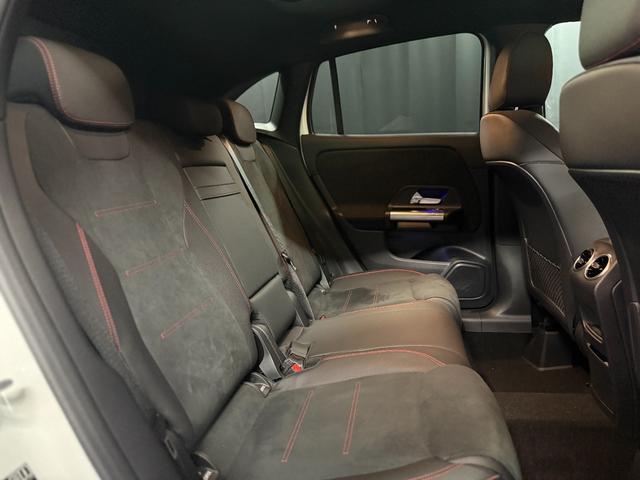 後席も広々と乗れて、長距離移動でもゆったりとお寛ぎいただけます。足元にも余裕があり、大人が巣座っても膝回りに十分なスペースを確保できます。