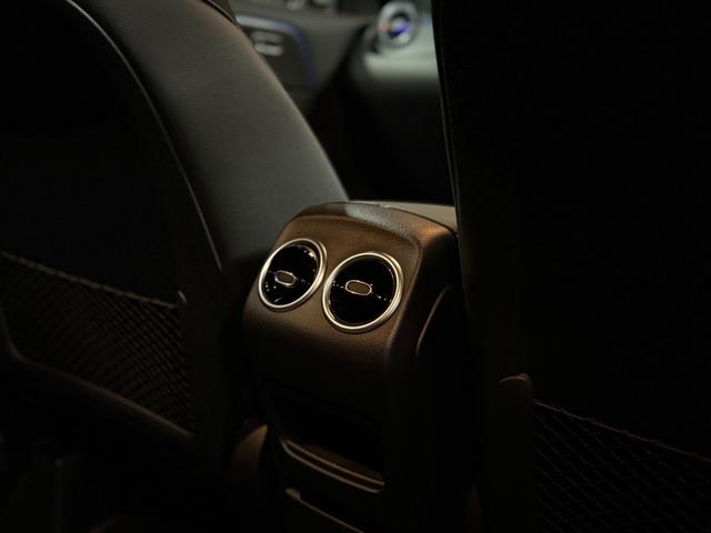 後席にもエアコン吹き出し口が装備されています。