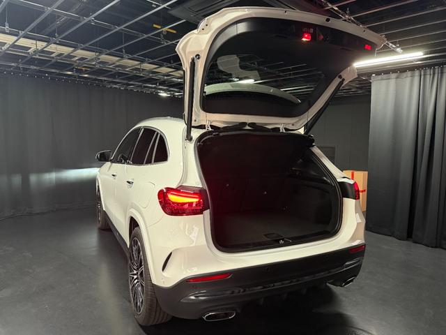 広々としたトランクスペースで、大きな荷物も楽々と載せることが可能です。