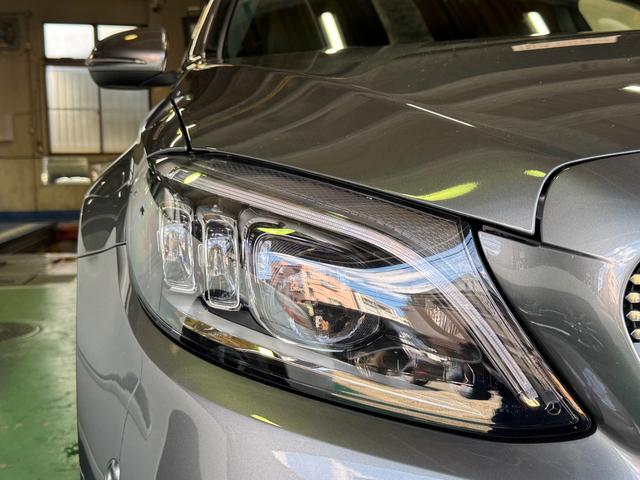 「ＬＥＤ　ハイパフォーマンスヘッドライト」はヘッドライト内部にマルチチャンバーリフレクターが上下４列ずつ立体的に並び、近未来的な印象を演出。