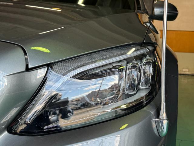 「ＬＥＤ　ハイパフォーマンスヘッドライト」はヘッドライト内部にマルチチャンバーリフレクターが上下４列ずつ立体的に並び、近未来的な印象を演出。