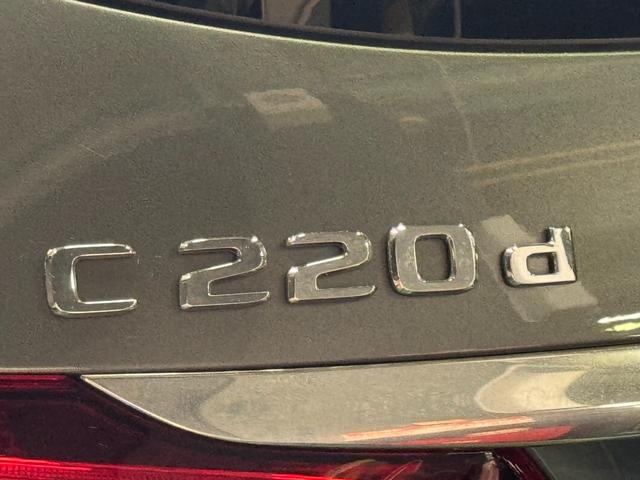 エクステリアは、フロントおよびリアバンパーを刷新し、よりダイナミックなデザインに。