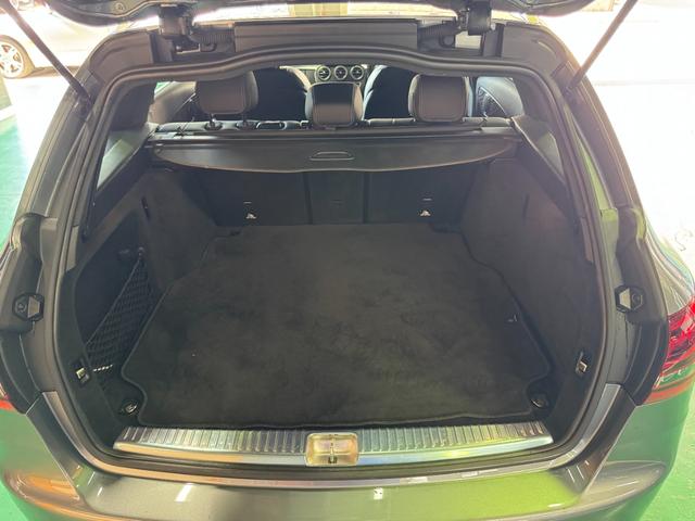 ゴルフバックも入る広いトランクルーム。