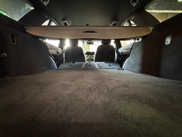 ゴルフバックも入る広いトランクルーム。