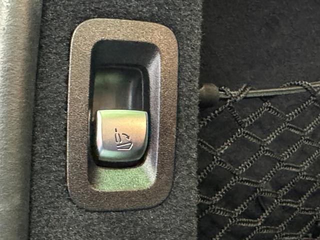 多少のスリ傷などはございますが、商品性を損なう傷等はありません。非常にきれいな状態です。一度、見に来てください。