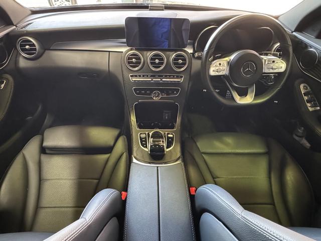 インテリアは、ダッシュボードからドア、シートまで流れるような一体感がありつつ、スポーティなデザインコンセプト。