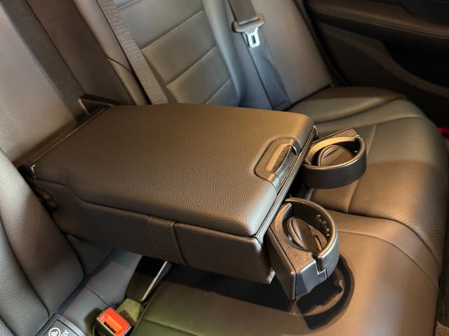 リアシートアームレスト。