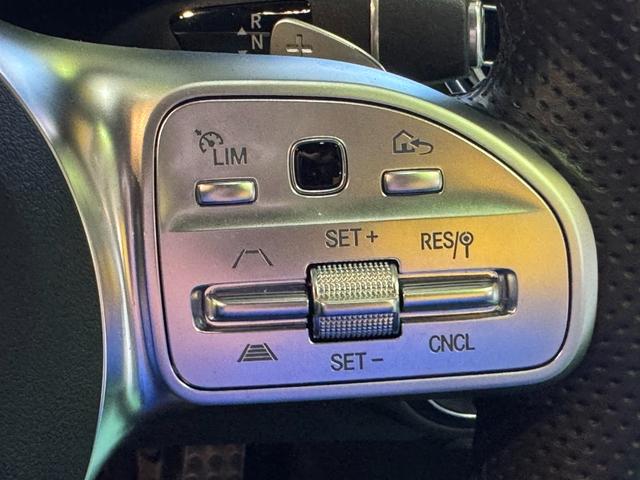 【ステアリングスイッチ】ステアリングから手を放すことなくナビゲーション等の操作が可能です。