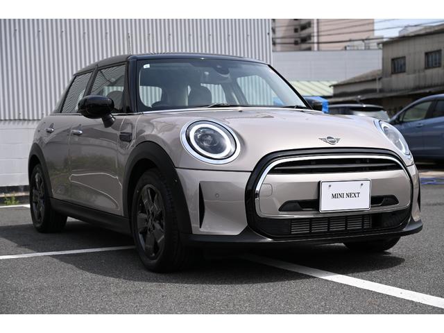 ＭＩＮＩ クーパーＤ　クラシック・トリム　元弊社試乗車　ＡｐｐｌｅＣａｒＰｌａｙ　ワイヤレスチャージング　ハーフレザーシート　Ｄアシスト　ＬＥＤライト　シートヒーター　ＡＣＣ（3枚目）