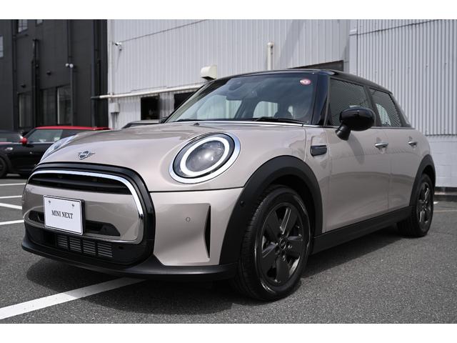 ＭＩＮＩ クーパーＤ　クラシック・トリム　元弊社試乗車　ＡｐｐｌｅＣａｒＰｌａｙ　ワイヤレスチャージング　ハーフレザーシート　Ｄアシスト　ＬＥＤライト　シートヒーター　ＡＣＣ（9枚目）