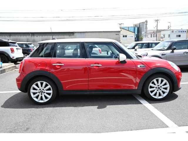 ＭＩＮＩ クーパー　サザーク　限定車　純正ナビ　純正１７インチＡＷ　Ｓキー　ＬＥＤライト　レザレットシート　シートヒーター（6枚目）