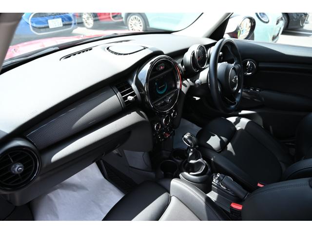 ＭＩＮＩ クーパー　サザーク　限定車　純正ナビ　純正１７インチＡＷ　Ｓキー　ＬＥＤライト　レザレットシート　シートヒーター（53枚目）