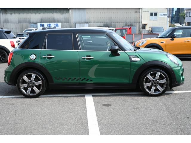 ＭＩＮＩ クーパーＳ　６０周年記念限定車　純正本革シート　Ｄアシスト　純正ナビ　Ｓキー　ＥＴＣ２．０　ＬＥＤヘッドランプ　シートヒーター　ＡＣＣ（5枚目）